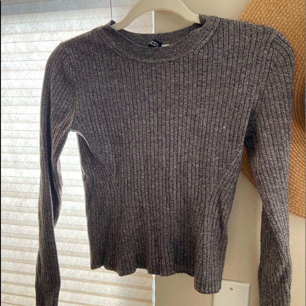 H&M light sweater crop top